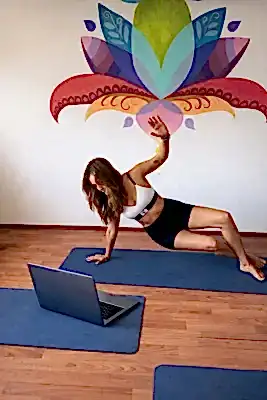 Online pilates dersi verirken yan plank pozunda egzersiz yapıyorum